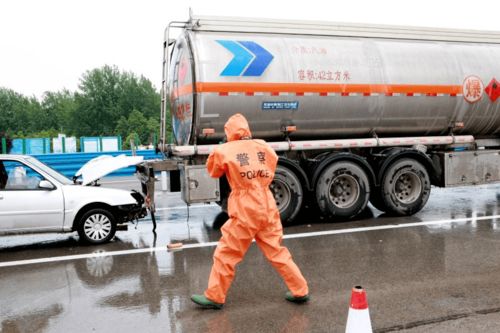 多部門聯動演練 無人機與機器人協同守護高速危貨運輸安全